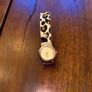 Vintage ladies quartz animal print band watch